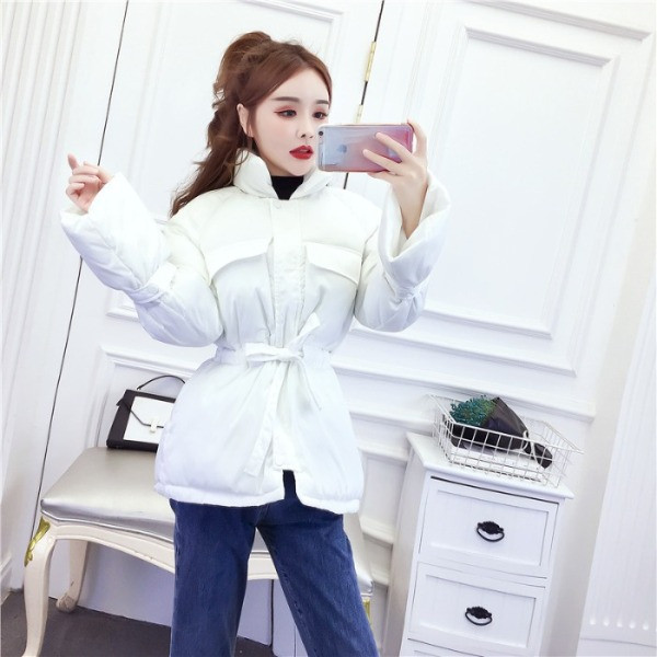 Rövid téli kabát fűzőkkel és zsebekkel