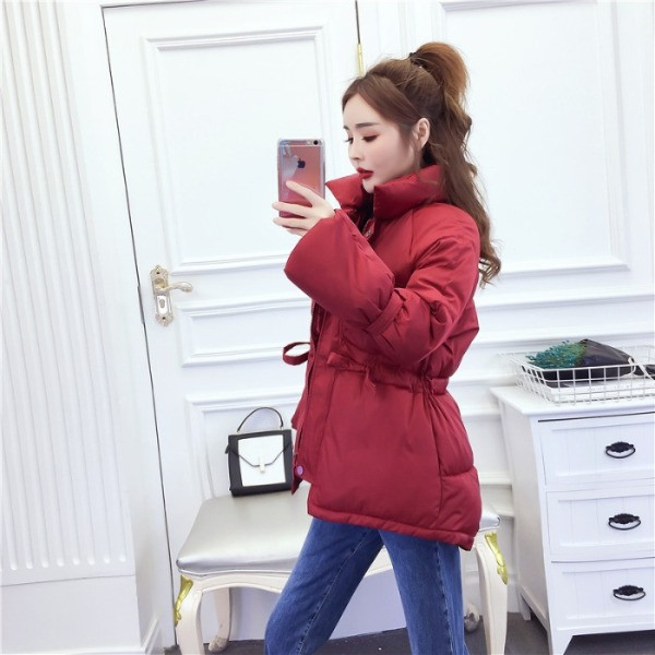 Rövid téli kabát fűzőkkel és zsebekkel