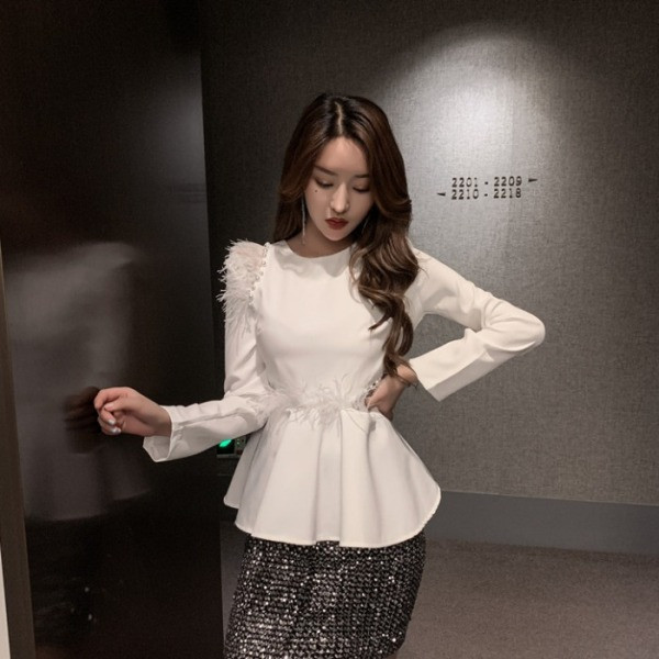 Γυναικεία μπλούζα με κορδόνι και κρόσσια σε λευκό και μαύρο χρώμα