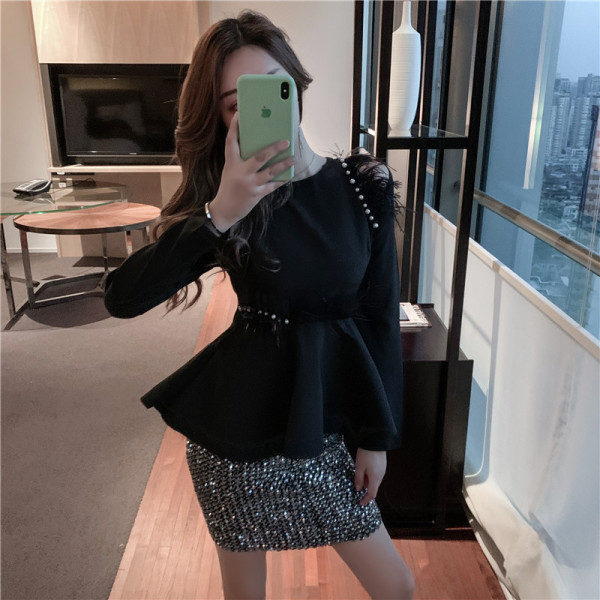 Γυναικεία μπλούζα με κορδόνι και κρόσσια σε λευκό και μαύρο χρώμα