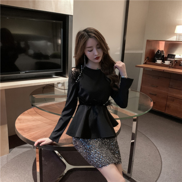 Γυναικεία μπλούζα με κορδόνι και κρόσσια σε λευκό και μαύρο χρώμα