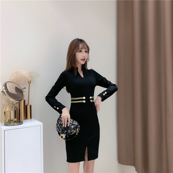 Női elegáns bársonyruha spitz nyakkivágással és gombokkal