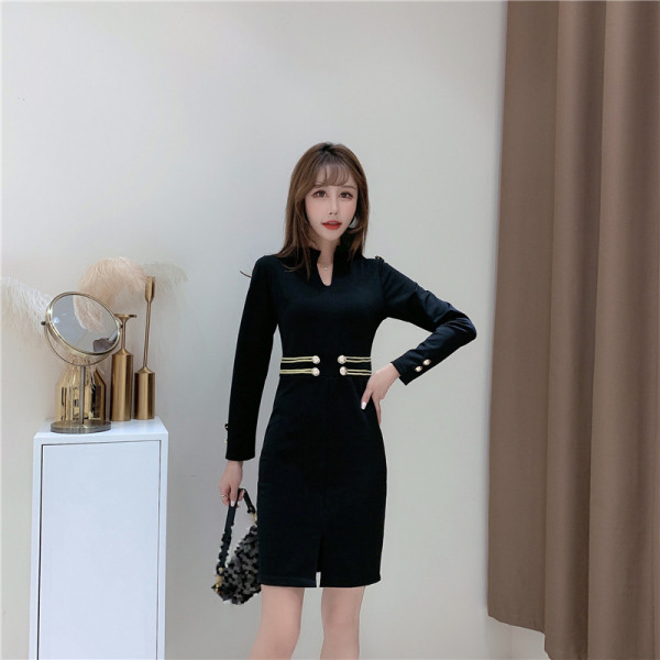 Női elegáns bársonyruha spitz nyakkivágással és gombokkal