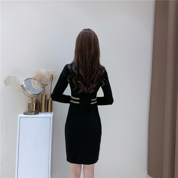 Női elegáns bársonyruha spitz nyakkivágással és gombokkal