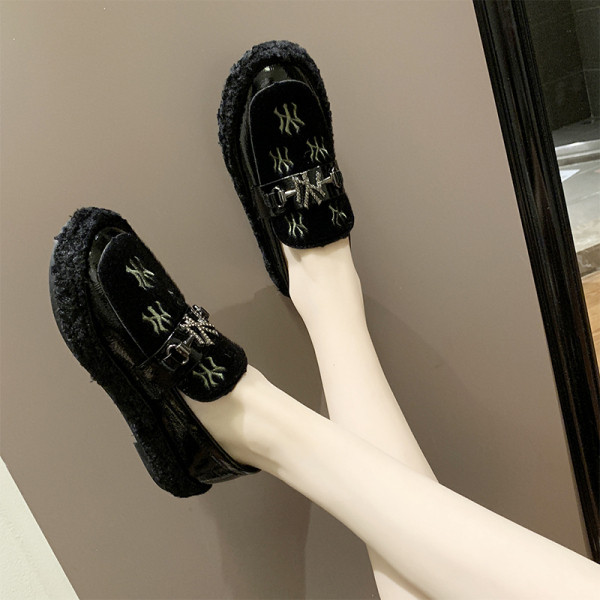 Női pehelycipő színes hímzéssel több színben