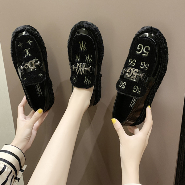 Női pehelycipő színes hímzéssel több színben