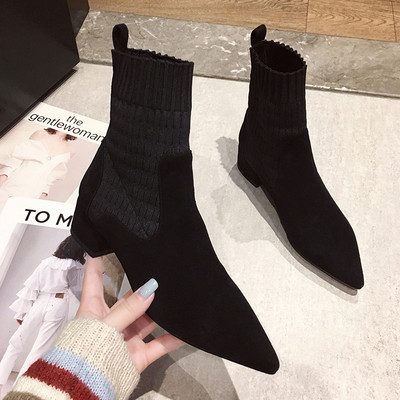 Fekete színű, hegyes női csizma vastag sarokkal