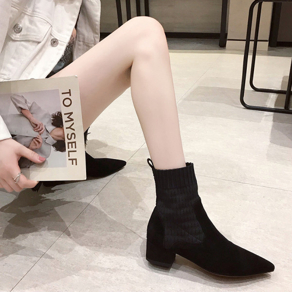 Fekete színű, hegyes női csizma vastag sarokkal