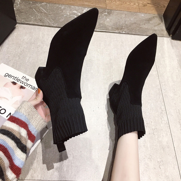 Fekete színű, hegyes női csizma vastag sarokkal