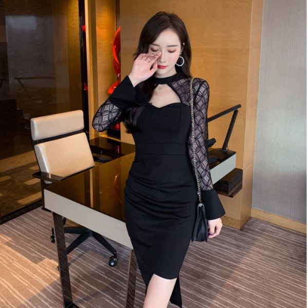 Stílusos női ruha csipkeujjal, fekete színben