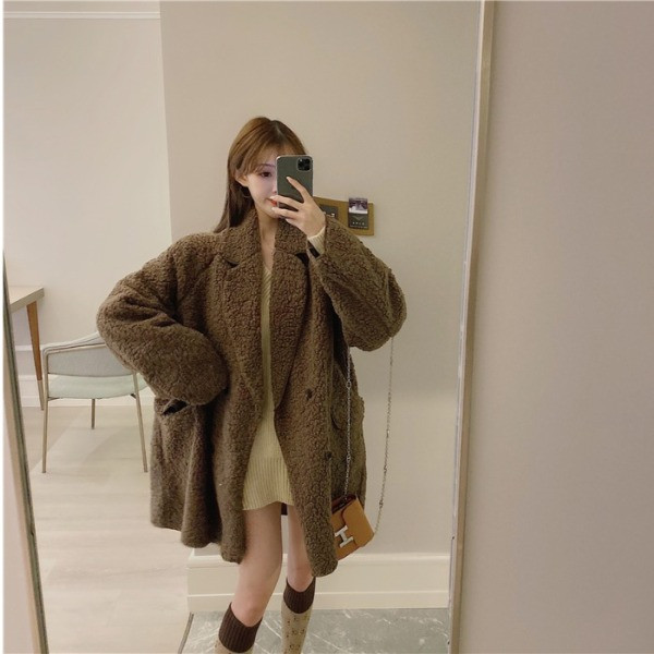 Hosszú és széles pehelykabát fekete és barna színben, gombokkal