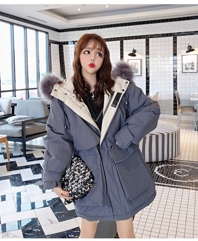 Hosszú téli kabát kapucnival, pehelytal és megkötővel a derekán