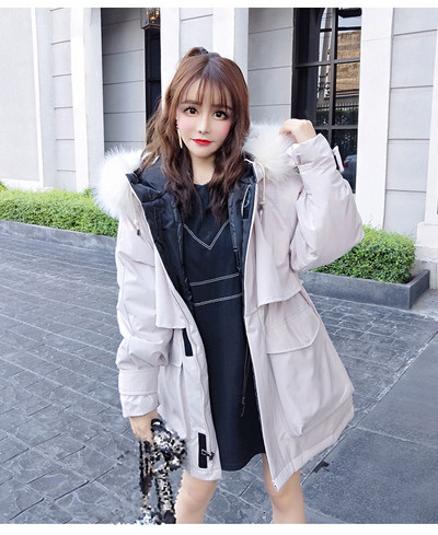 Hosszú téli kabát kapucnival, pehelytal és megkötővel a derekán