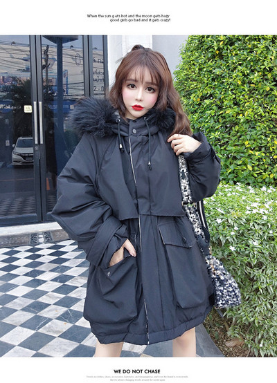 Hosszú téli kabát kapucnival, pehelytal és megkötővel a derekán