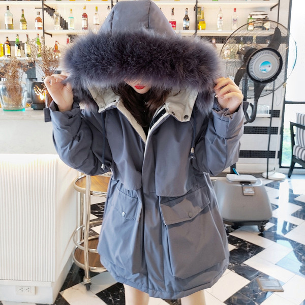 Hosszú téli kabát kapucnival, pehelytal és megkötővel a derekán