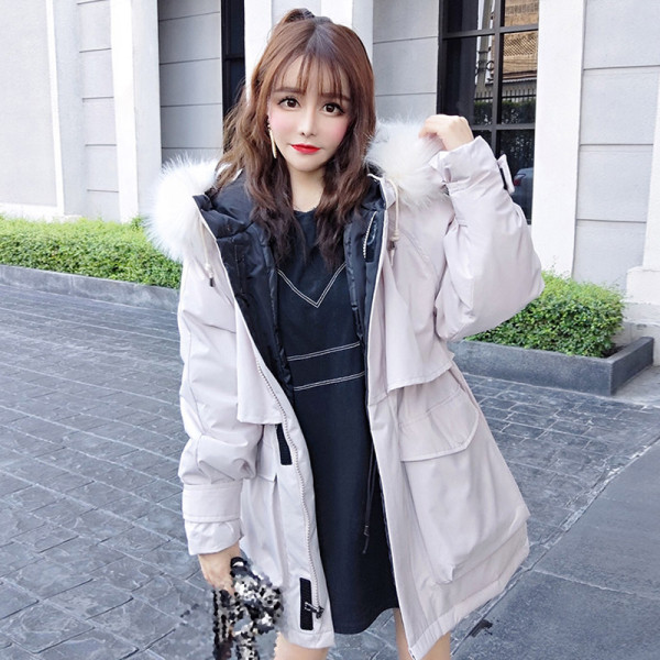 Hosszú téli kabát kapucnival, pehelytal és megkötővel a derekán