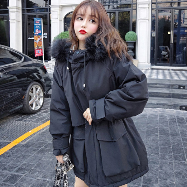 Hosszú téli kabát kapucnival, pehelytal és megkötővel a derekán