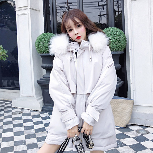 Hosszú téli kabát kapucnival, pehelytal és megkötővel a derekán