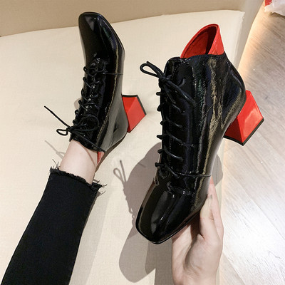 Modern női csizma vastag sarkú fekete-fehér színben