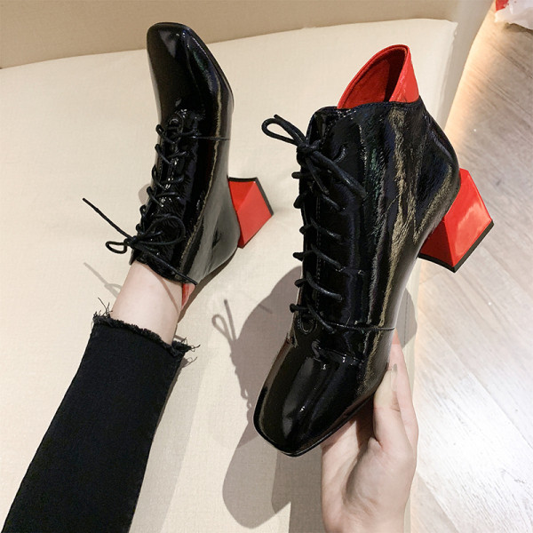 Modern női csizma vastag sarkú fekete-fehér színben