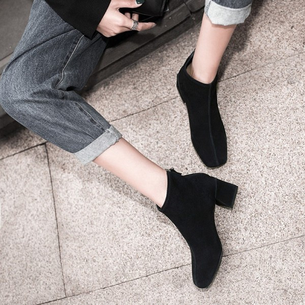 Modern női csizma vastag sarokkal és cipzárral fekete színben