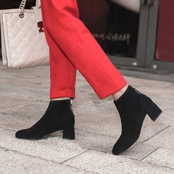 Modern női csizma vastag sarokkal és cipzárral fekete színben