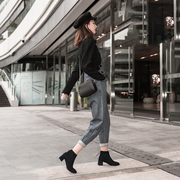 Modern női csizma vastag sarokkal és cipzárral fekete színben