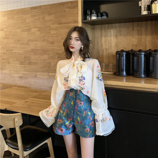 Modern női ing szalaggal a nyakkivágáson és hímzéssel