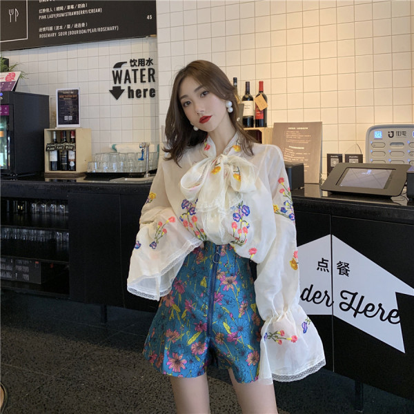 Modern női ing szalaggal a nyakkivágáson és hímzéssel