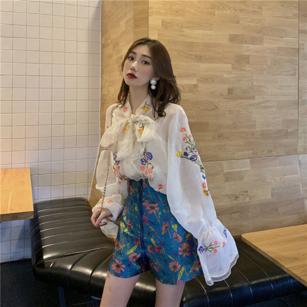 Modern női ing szalaggal a nyakkivágáson és hímzéssel