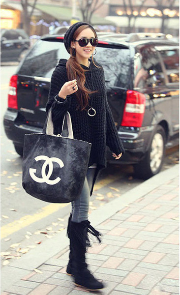 Stílusos női pulóver aszimmetrikus modell kapucnival fekete és bézs színben