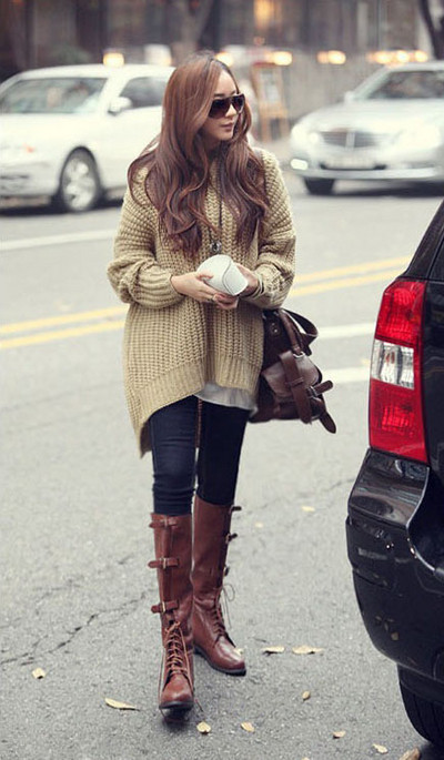 Stílusos női pulóver aszimmetrikus modell kapucnival fekete és bézs színben