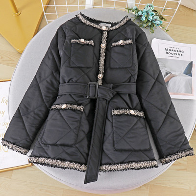 Női alkalmi kabát gombokkal és övvel bézs és fekete színben