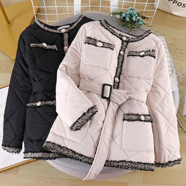 Női alkalmi kabát gombokkal és övvel bézs és fekete színben