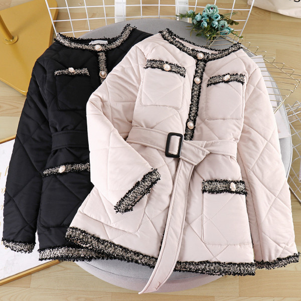 Női alkalmi kabát gombokkal és övvel bézs és fekete színben