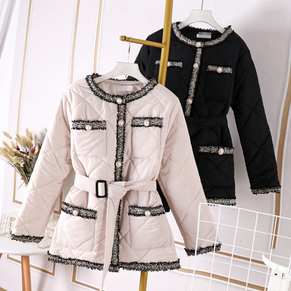 Női alkalmi kabát gombokkal és övvel bézs és fekete színben