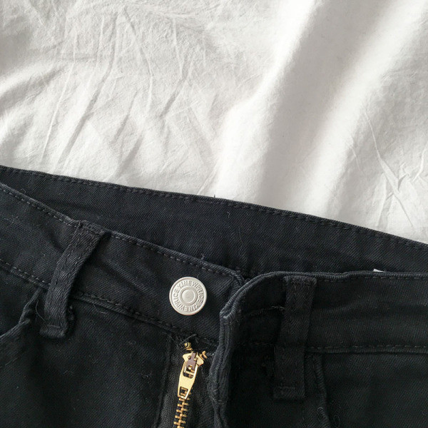 Modern női farmer fekete színben, magas derékkal és zsebekkel