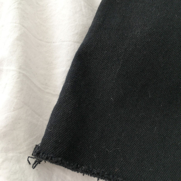 Modern női farmer fekete színben, magas derékkal és zsebekkel