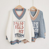 Γυναικείο μοντέρνον πουλόβερ με λαιμόκοψη και πολύχρωμα γράμματα