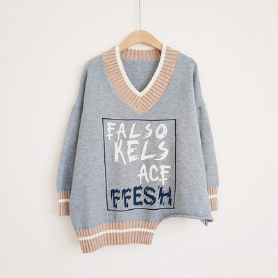 Γυναικείο μοντέρνον πουλόβερ με λαιμόκοψη και πολύχρωμα γράμματα