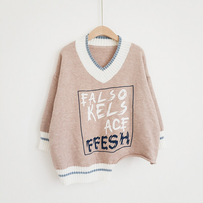 Γυναικείο μοντέρνον πουλόβερ με λαιμόκοψη και πολύχρωμα γράμματα
