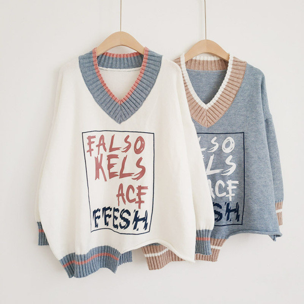 Γυναικείο μοντέρνον πουλόβερ με λαιμόκοψη και πολύχρωμα γράμματα