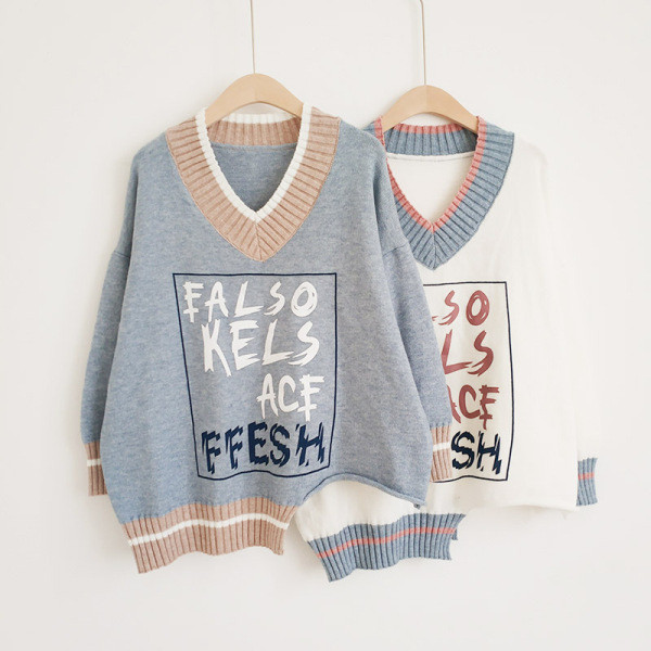 Γυναικείο μοντέρνον πουλόβερ με λαιμόκοψη και πολύχρωμα γράμματα