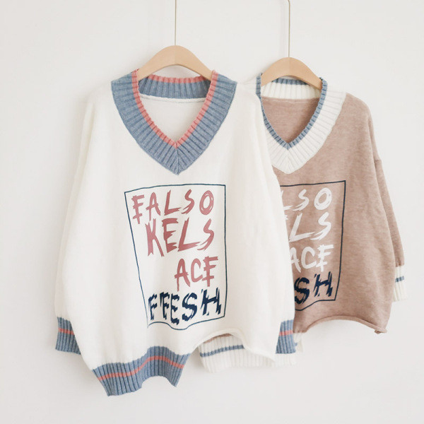 Γυναικείο μοντέρνον πουλόβερ με λαιμόκοψη και πολύχρωμα γράμματα