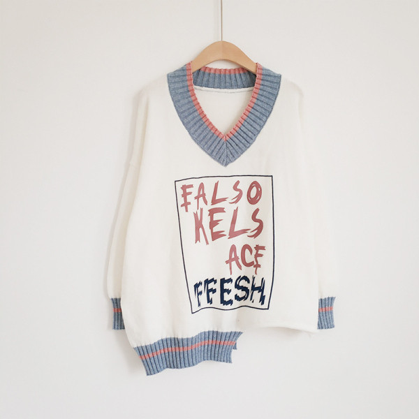 Γυναικείο μοντέρνον πουλόβερ με λαιμόκοψη και πολύχρωμα γράμματα