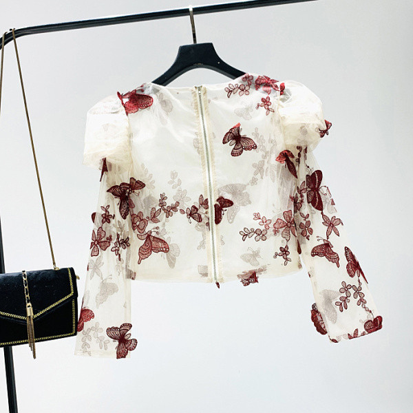 Rövid női tüll blúz fehér és fekete színben, 3D elemmel