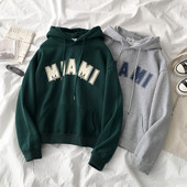 Hétköznapi női pulóver felirattal és kapucnival két színben