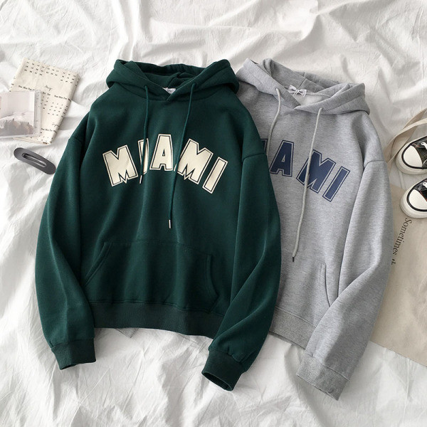 Hétköznapi női pulóver felirattal és kapucnival két színben