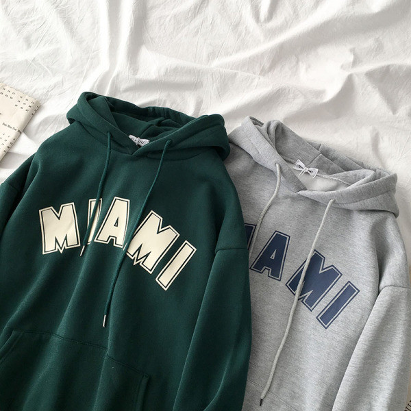 Hétköznapi női pulóver felirattal és kapucnival két színben