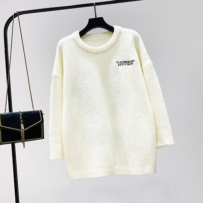 Hosszú pulóver fehér és fekete hímzéssel